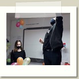 4.b razred postavlja prigodne balone
